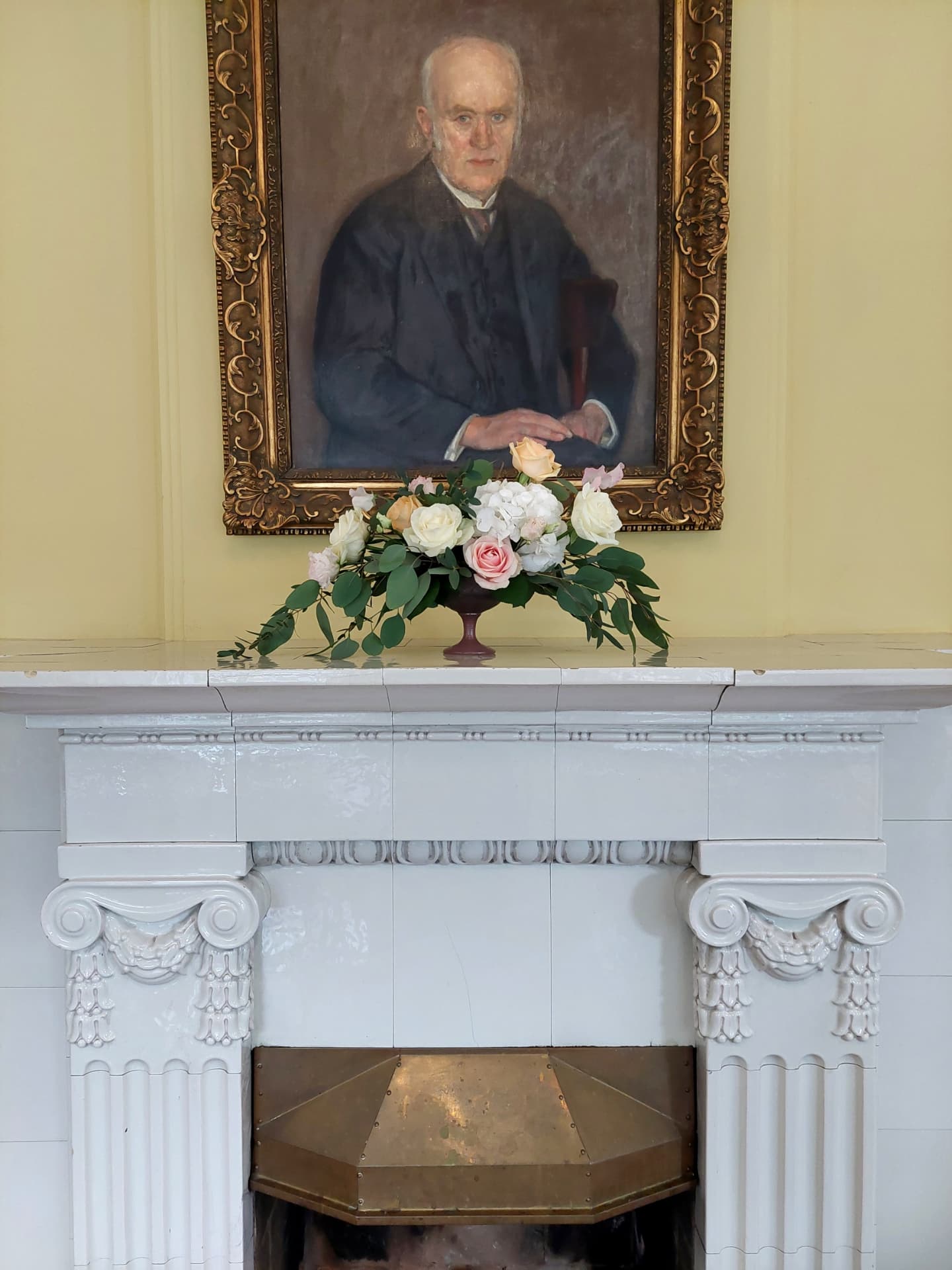 kukka-asetelma takan p��ll�