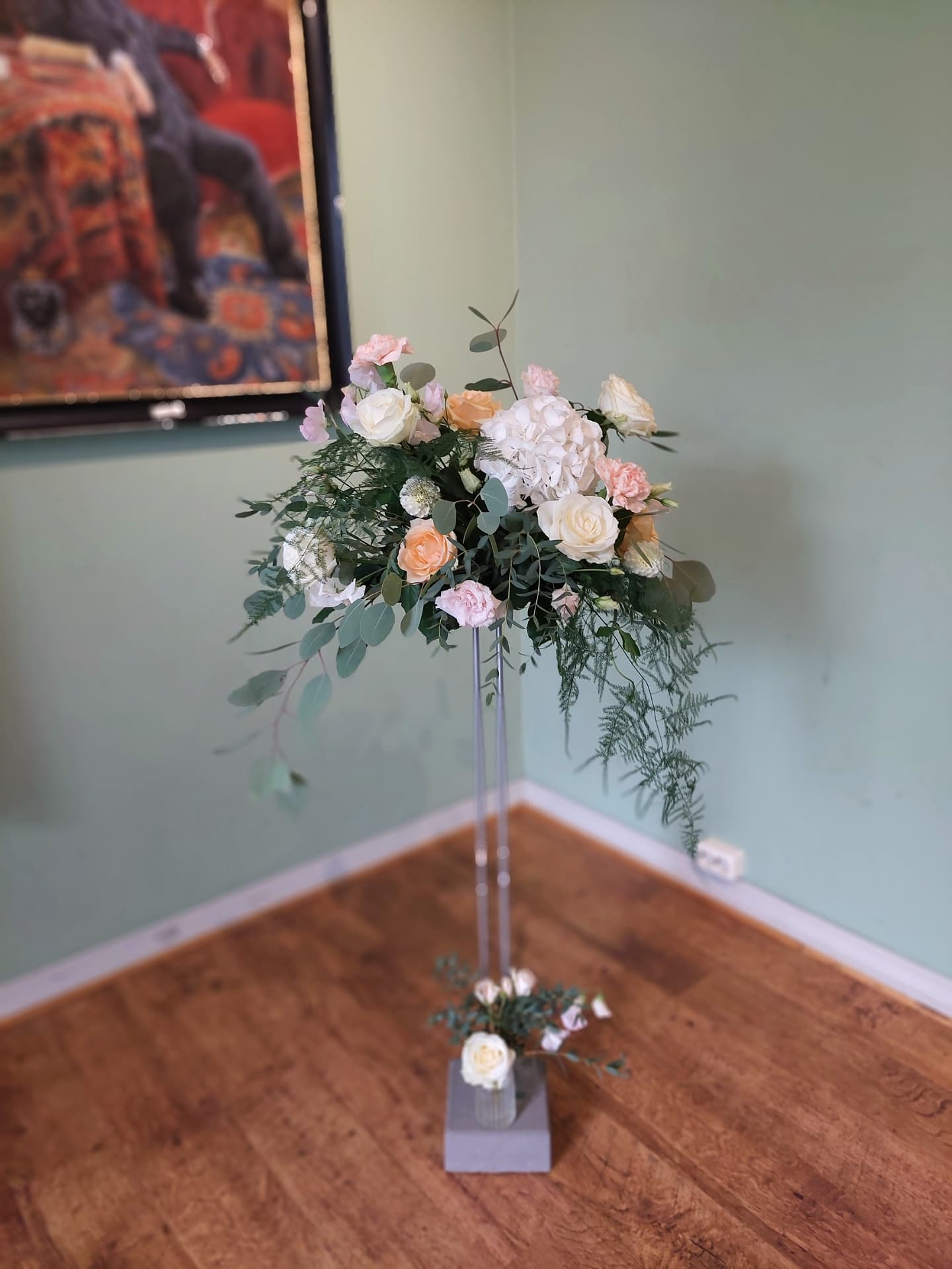 iso kukka-asetelma jalustalla