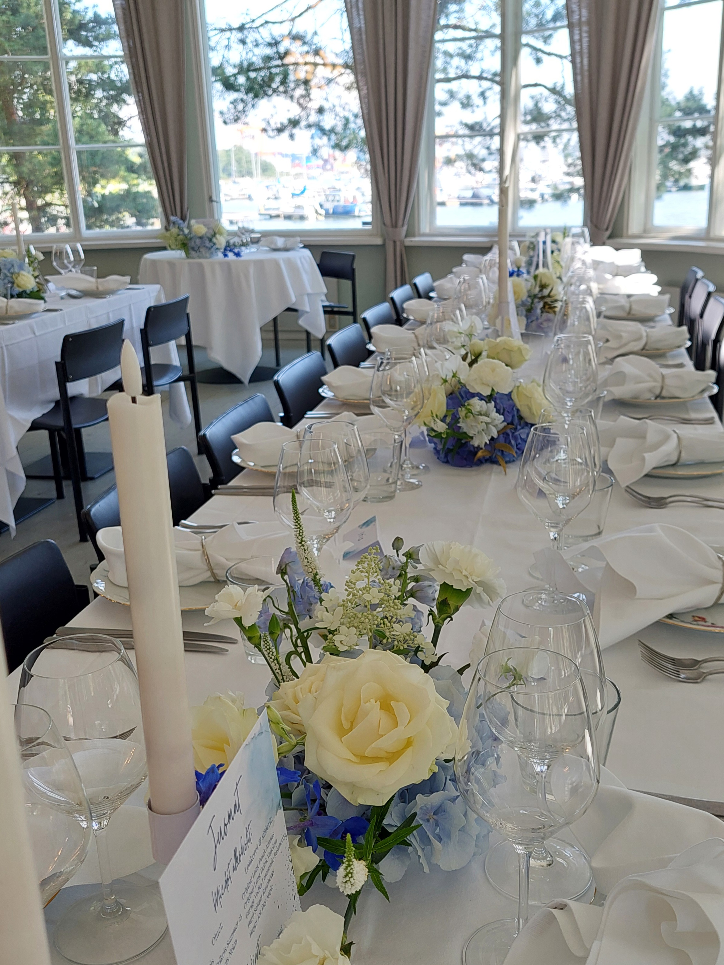 sinivalkoiset kukka-asetelmat p�ydiss�