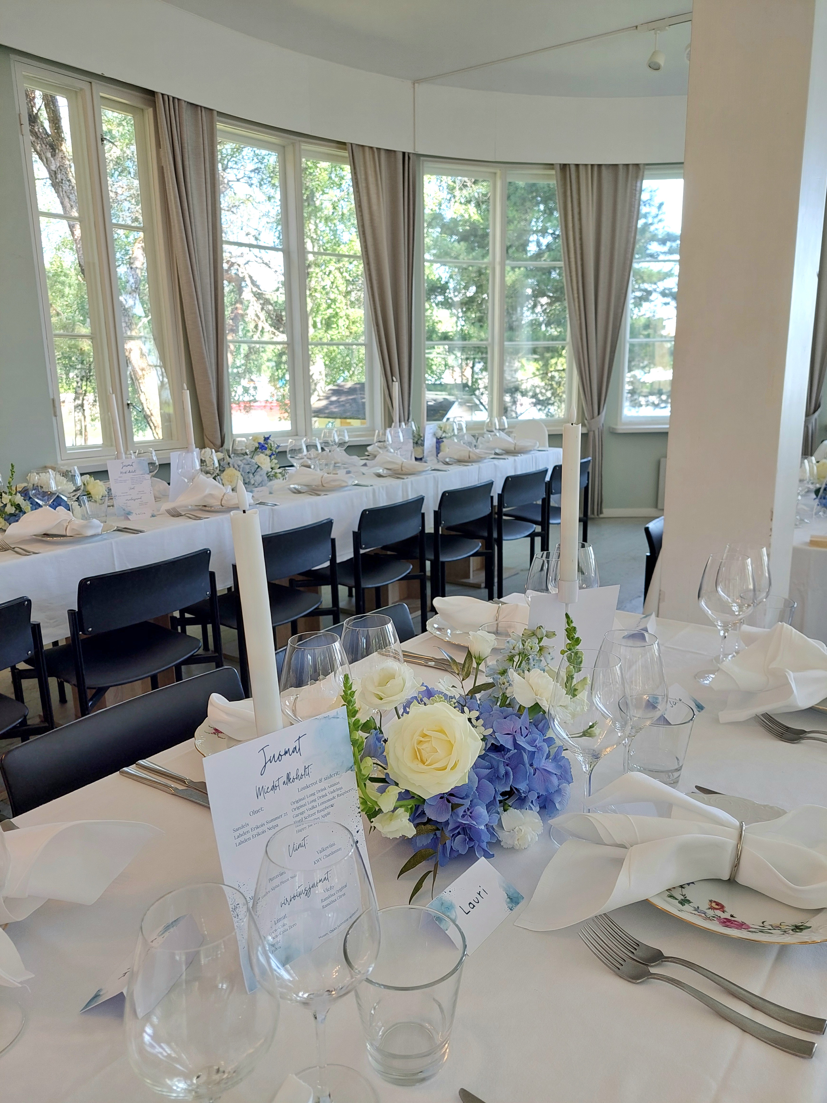 sinivalkoiset kukka-asetelmat