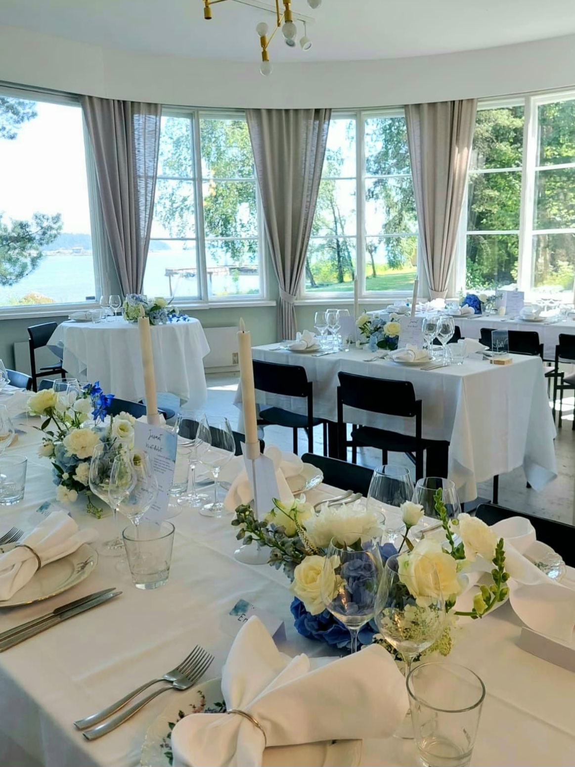 sinivalkoiset kukka-asetelmat Villa Ivan Falinissa