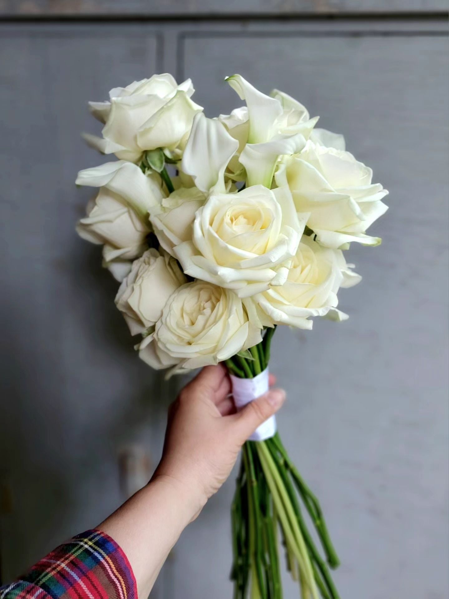 valtikkamallinen h��kimppu ruusuista