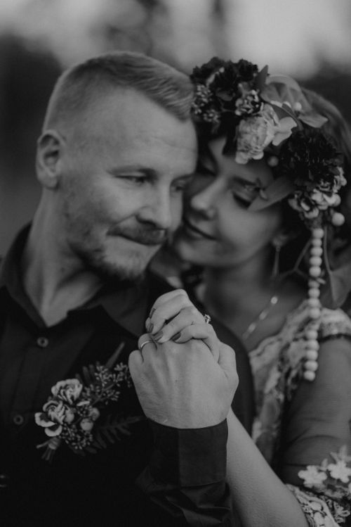 hpari naisella kukkaseppele