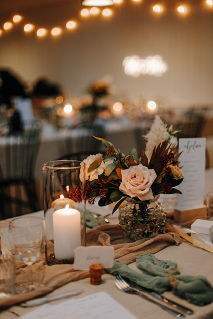 kukkakimppu pydll Oitbackan kartano