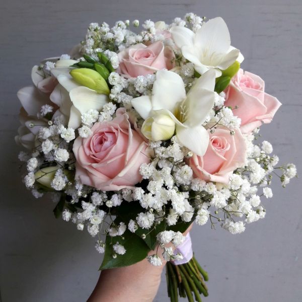 hkimppu vaaleanpunaisia ruusuja ja freesiaa